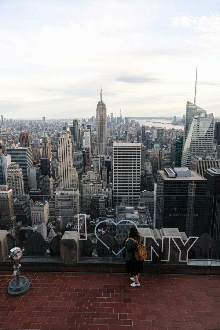 Fille en haut du top of the rock NY