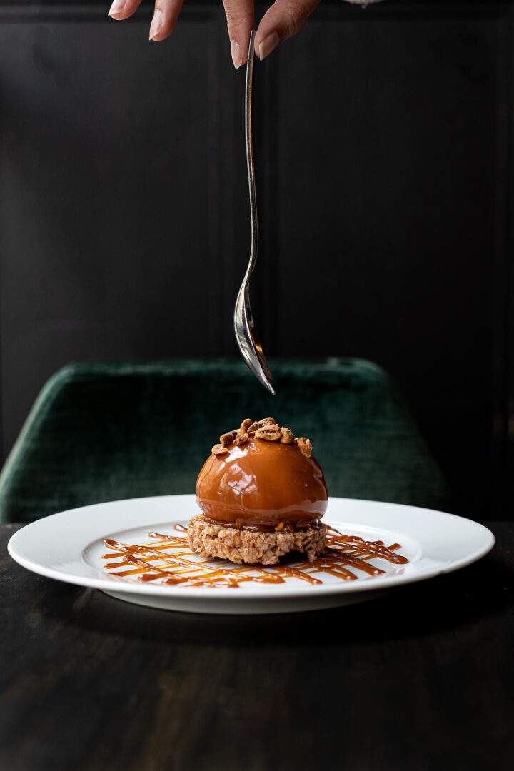 Dessert à la cacahuète avec une cuillère dans un restaurant parisien