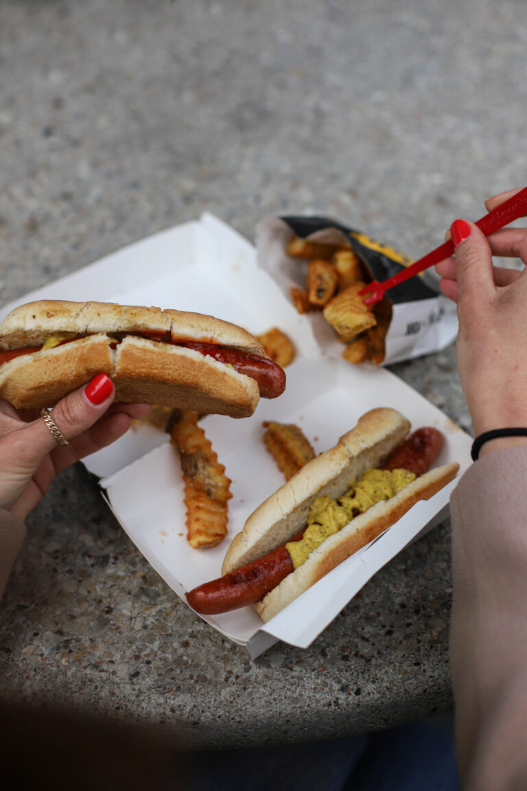 Une fille mange un hot dog