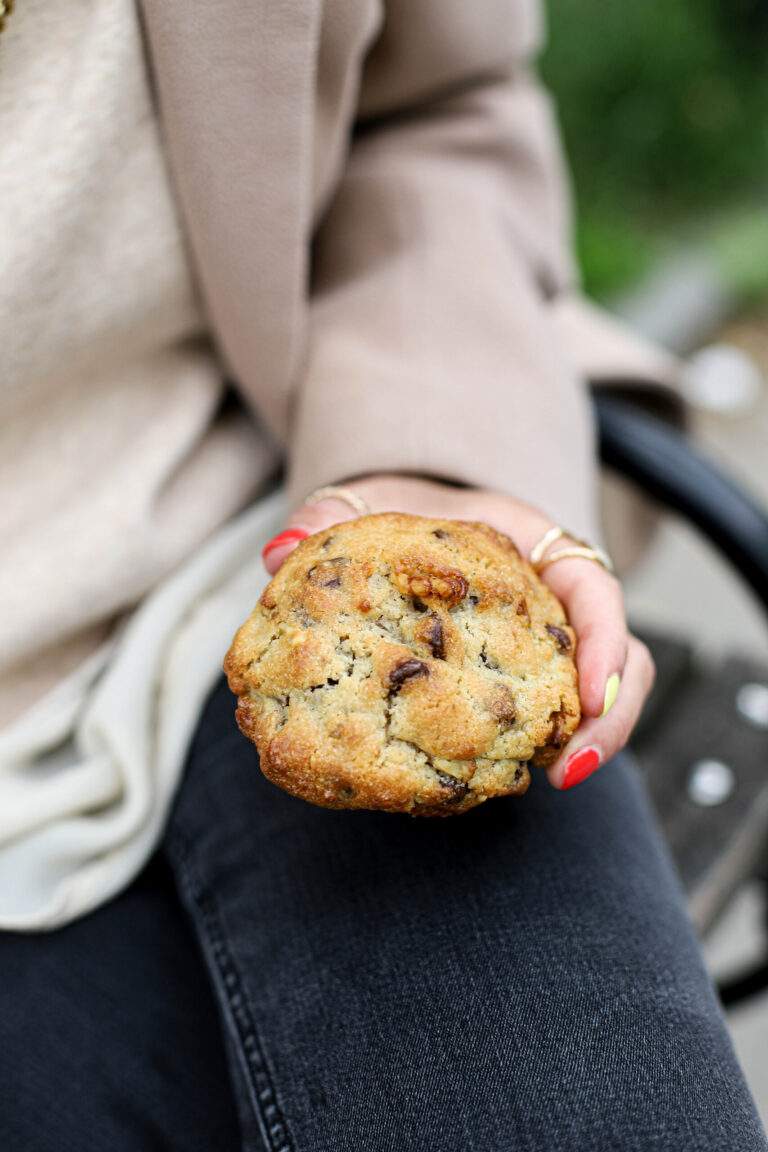 Une fille tient un cookie dans une main