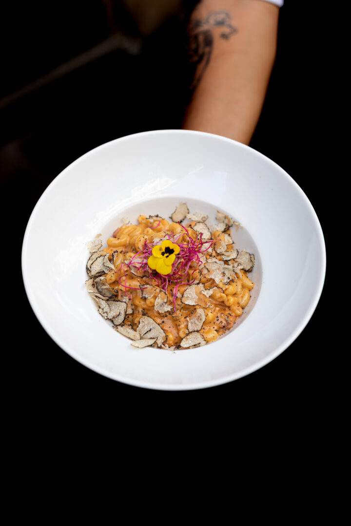 plat de pâte à la truffe tenu par un homme