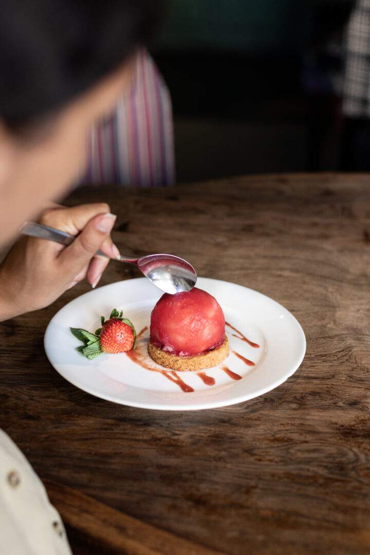 Une femme mange son dessert à la cuillère dans un restaurant parisien