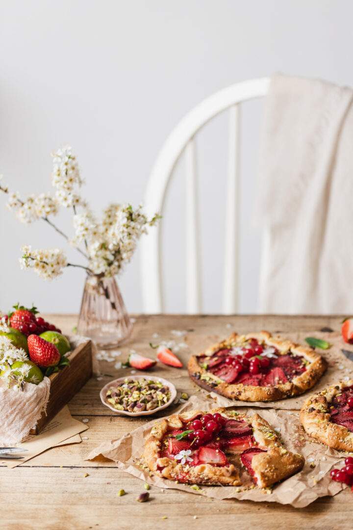 tartelettes aux fraises posées sur une table joliment décorée