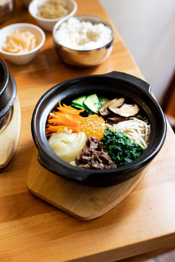 Bibimbap sur une table