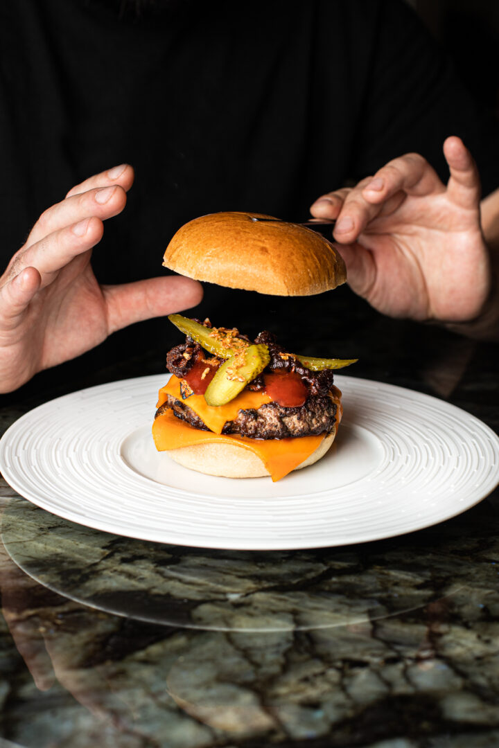 une personne est en train de résaliser un buger