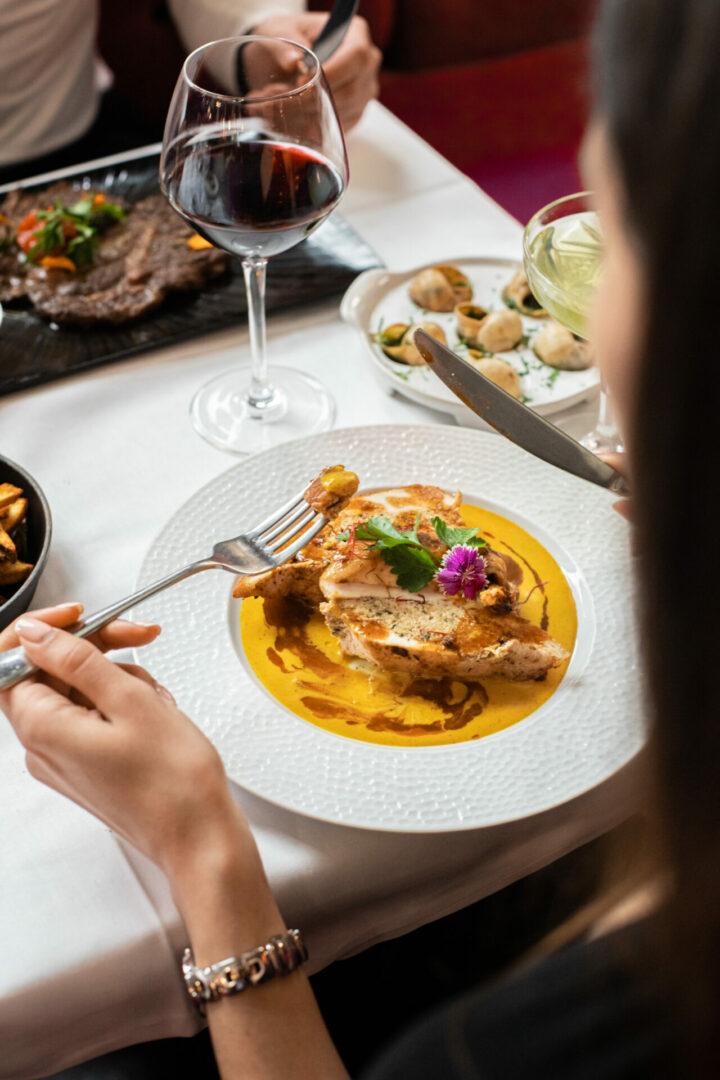 Une personne mange dans un restaurant
