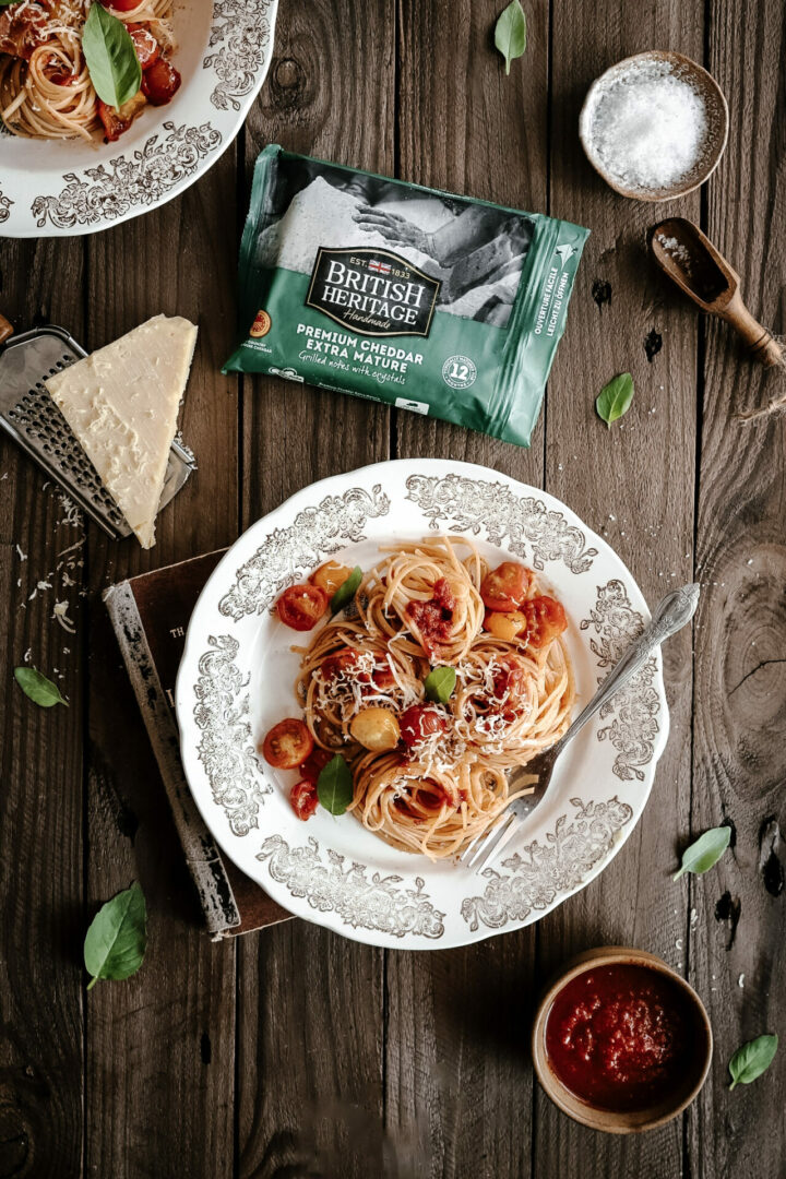 assiette de pâtes à la tomate avec le fromage de la marque British Heritage