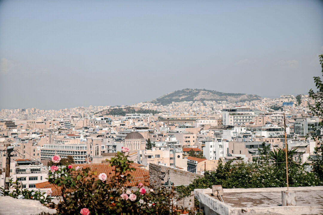 Vue sur le Mont Lycabette depuis le quartier d'Anafiotika à Athènes