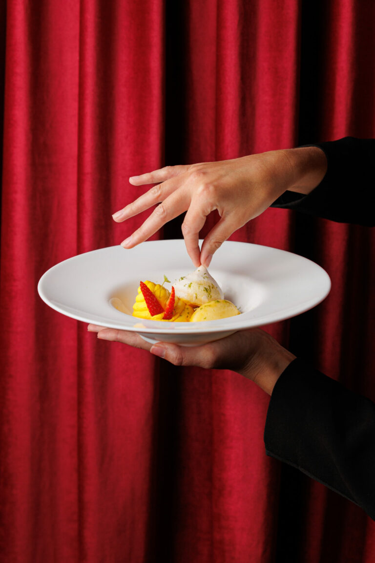 Une femme tient une pavlova dans ses mains