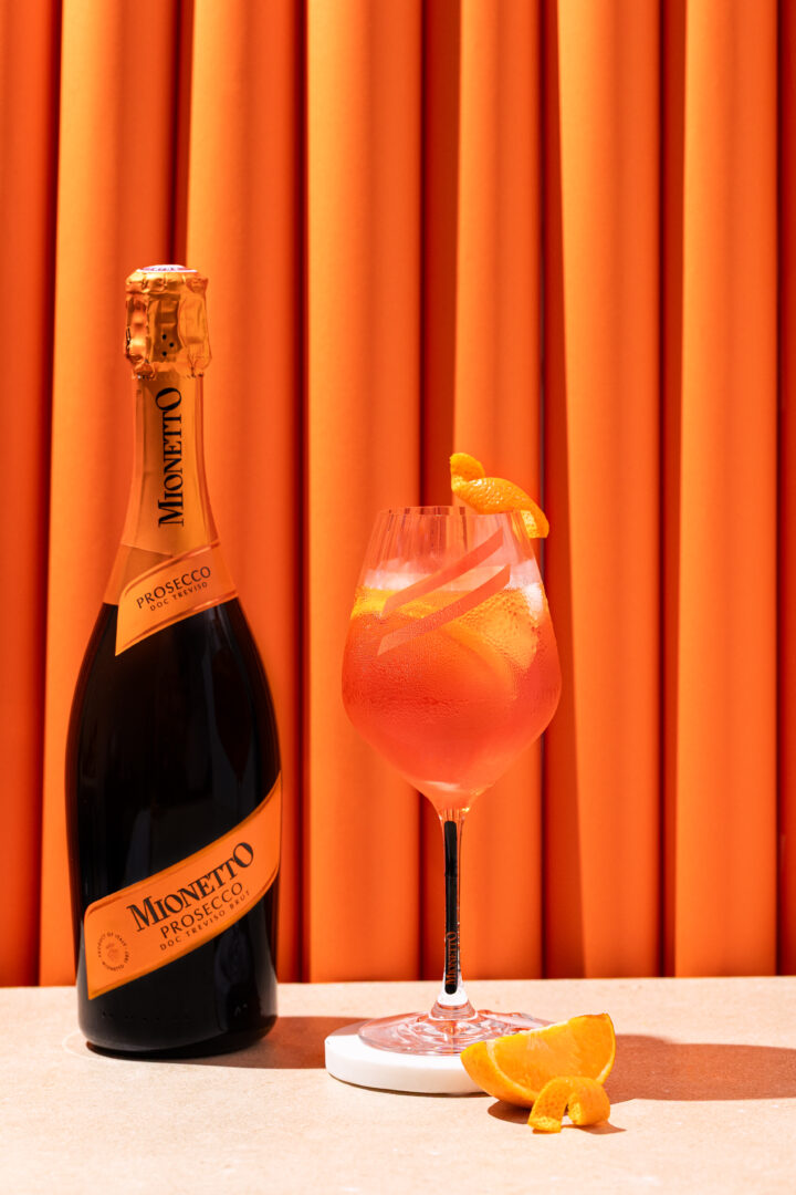 Mise en scène du Spritz Mionetto pour une création de contenu